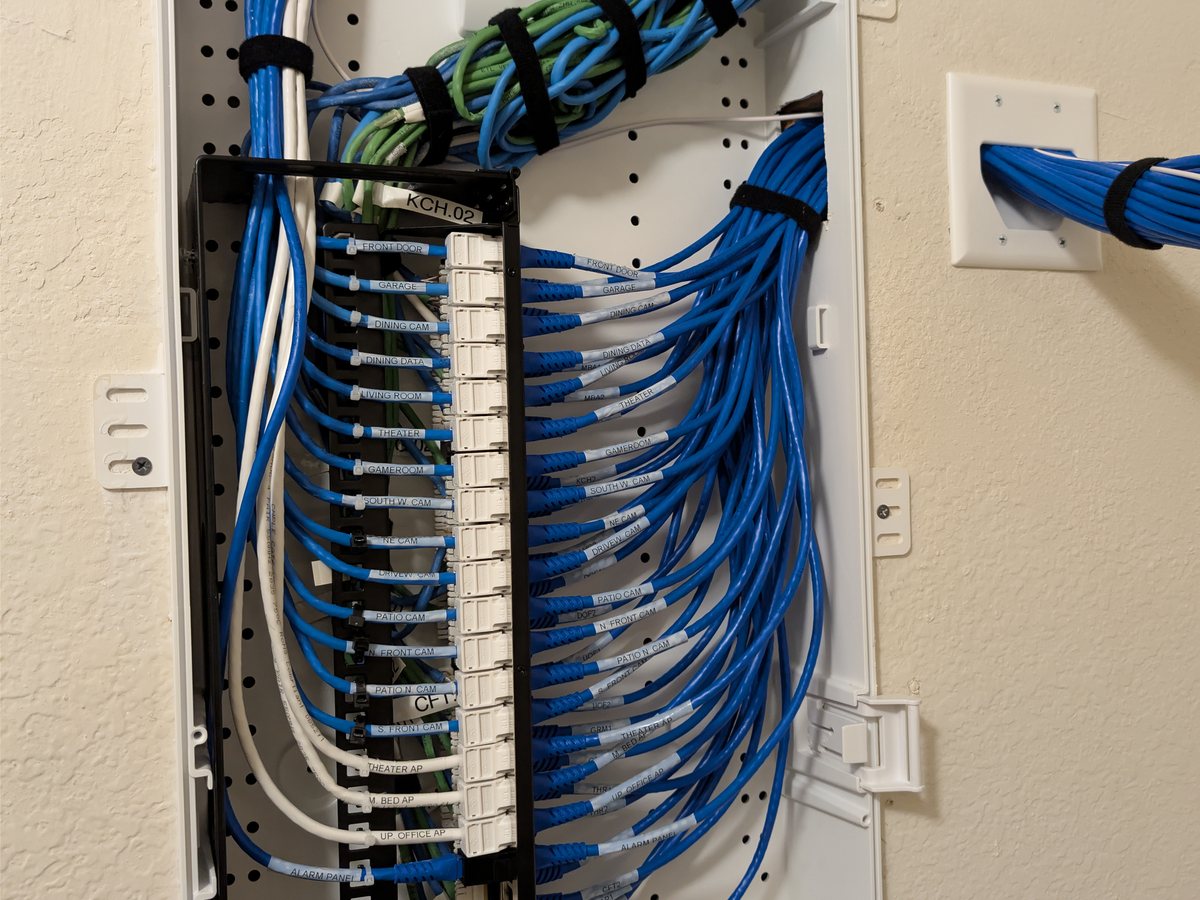 Organized structured-wiring media panel with combed cabling