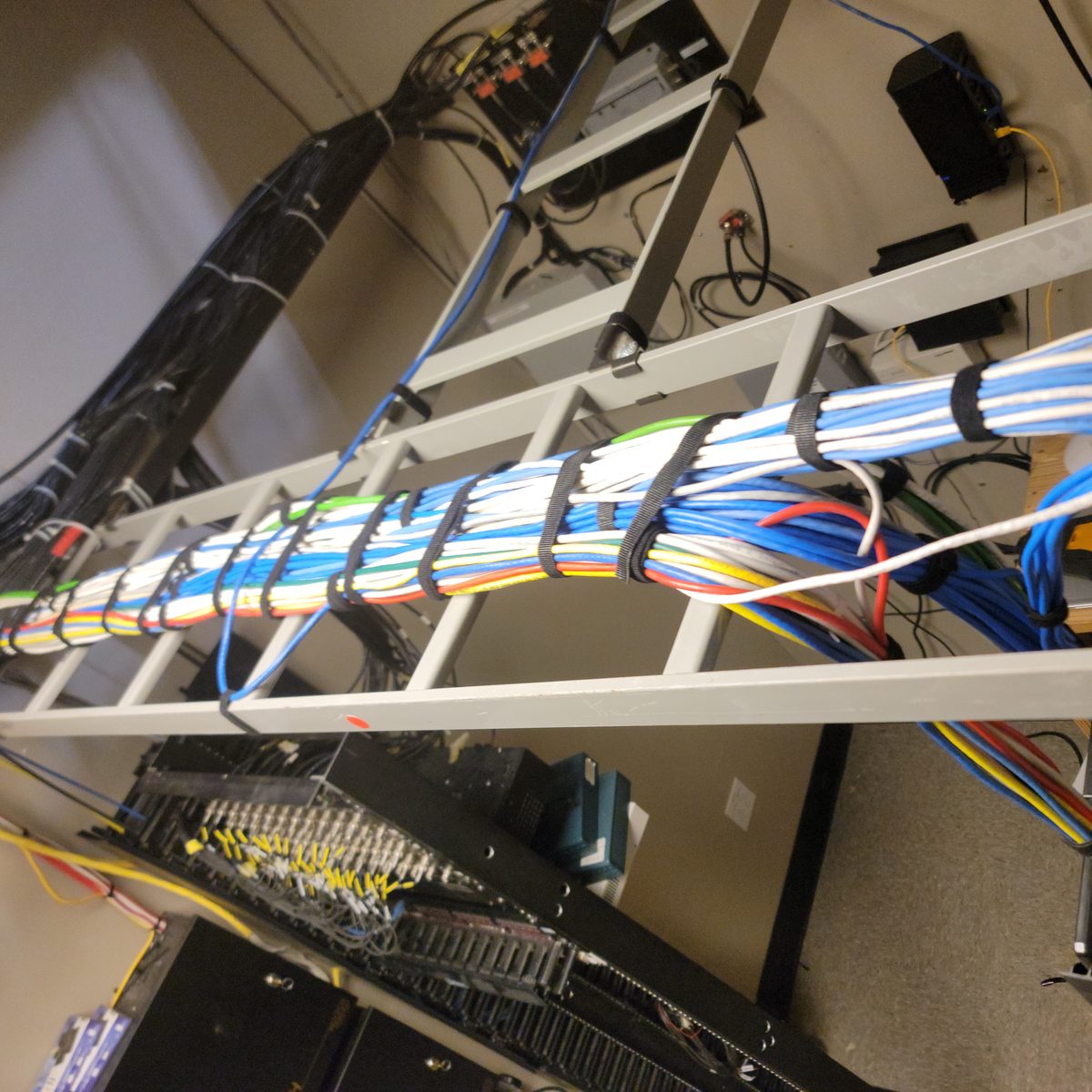 Overhead cable ladder rack with combed cable bundles